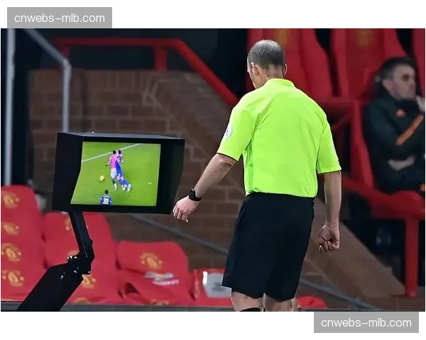 争议瞬间：VAR长时间复核后取消马洛卡点球判罚